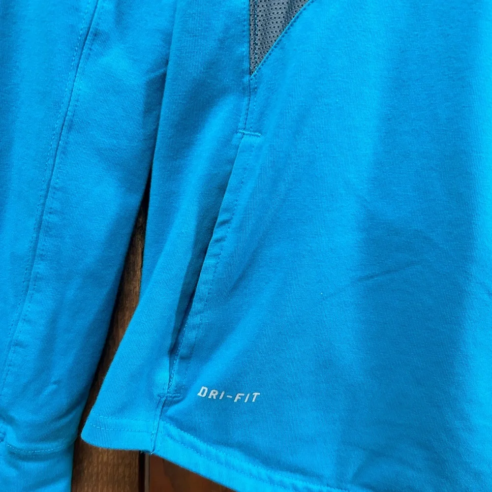 Nike Women’s size small dry-fit blue pullover - Picture 4 of 9